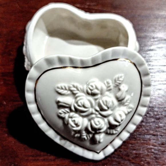 VTG Porcelain Mini (2.5") Heart Trinket Box w/Embossed Roses & Gold Trim ~ EVC! - Picture 2 of 5